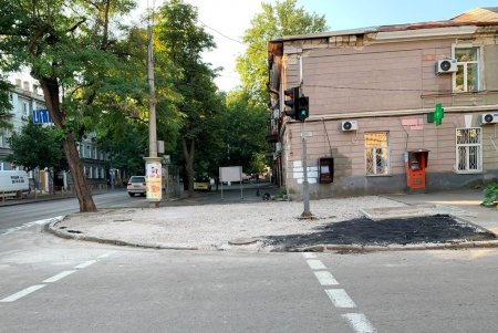 С пандусами, тактильной плиткой и перильными ограждениями: возле Украинского театра капитально ремонтируют тротуар (фото)