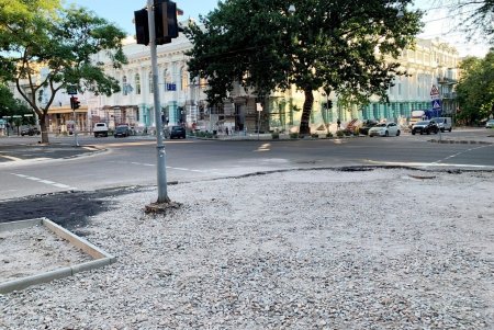 С пандусами, тактильной плиткой и перильными ограждениями: возле Украинского театра капитально ремонтируют тротуар (фото)