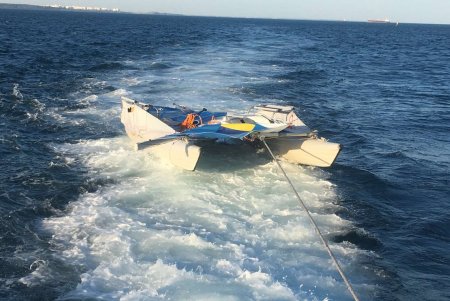 Пассажиры катамарана со сломанной мачтой, которых уносило в море, спасены в районе Черноморского (фото)
