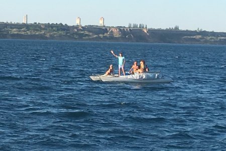Пассажиры катамарана со сломанной мачтой, которых уносило в море, спасены в районе Черноморского (фото)