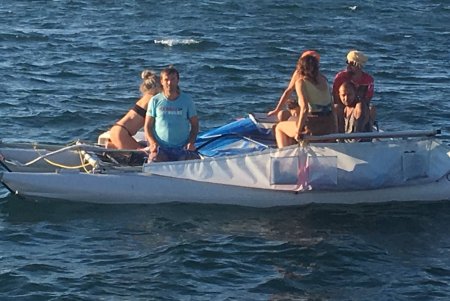Пассажиры катамарана со сломанной мачтой, которых уносило в море, спасены в районе Черноморского (фото)
