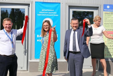 На территории одесского аэропорта заработал центр вакцинации от COVID-19 (фоторепортаж)
