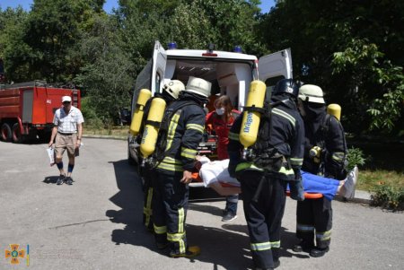 Взрыв кислородных баллонов, пожар и эвакуация пациентов: спасатели провели учения в железнодорожной больнице (фото)