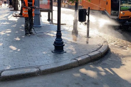 Коммунальщики провели комплексную уборку в трех районах города 