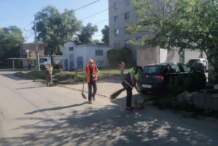 Коммунальщики провели комплексную уборку в трех районах города 
