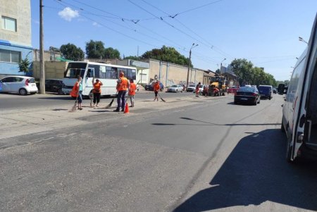 Коммунальщики провели комплексную уборку в трех районах города 