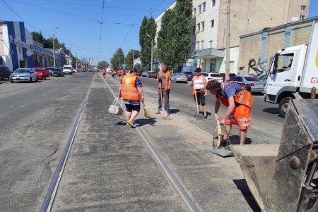 Коммунальщики провели комплексную уборку в трех районах города 