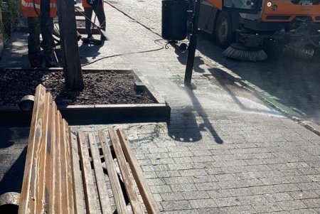Коммунальщики провели комплексную уборку в трех районах города 
