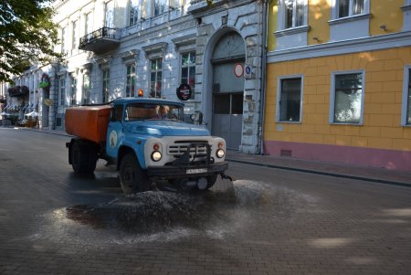 Коммунальщики провели генеральную уборку в пешеходной зоне и освежили памятники под «летним душем» (фото, видео)