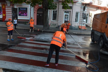 Коммунальщики провели генеральную уборку в пешеходной зоне и освежили памятники под «летним душем» (фото, видео)