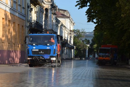 Коммунальщики провели генеральную уборку в пешеходной зоне и освежили памятники под «летним душем» (фото, видео)
