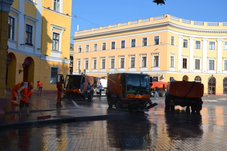 Коммунальщики провели генеральную уборку в пешеходной зоне и освежили памятники под «летним душем» (фото, видео)