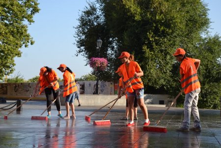 Коммунальщики провели генеральную уборку в пешеходной зоне и освежили памятники под «летним душем» (фото, видео)
