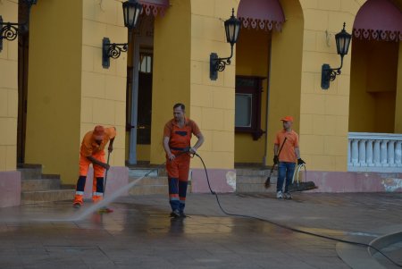 Коммунальщики провели генеральную уборку в пешеходной зоне и освежили памятники под «летним душем» (фото, видео)