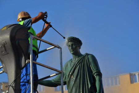 Коммунальщики провели генеральную уборку в пешеходной зоне и освежили памятники под «летним душем» (фото, видео)