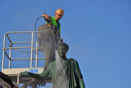 Коммунальщики провели генеральную уборку в пешеходной зоне и освежили памятники под «летним душем» (фото, видео)