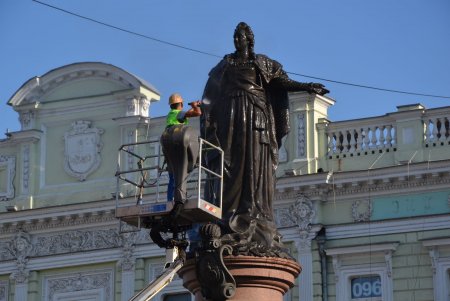 Коммунальщики провели генеральную уборку в пешеходной зоне и освежили памятники под «летним душем» (фото, видео)