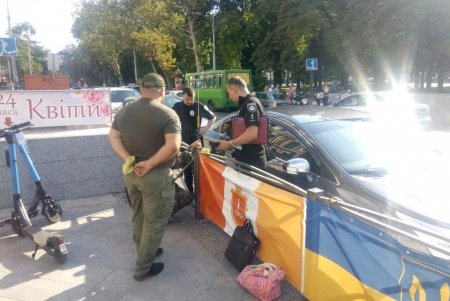«Муниципальная варта» разоблачила бездомного, укравшего государственный флаг с памятного места в центре города (фото)