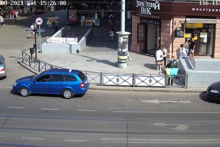«Муниципальная варта» разоблачила бездомного, укравшего государственный флаг с памятного места в центре города (фото)