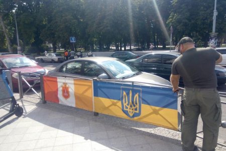 «Муниципальная варта» разоблачила бездомного, укравшего государственный флаг с памятного места в центре города (фото)