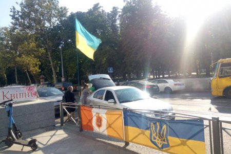 «Муниципальная варта» разоблачила бездомного, укравшего государственный флаг с памятного места в центре города (фото)