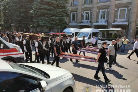 В Доме офицеров простились с тремя погибшими в ДТП полицейскими (фото)