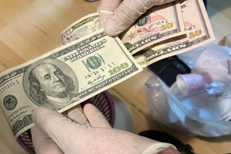 Одесский госисполнитель за взятки снимал арест с автомобилей и недвижимости должников (фото)