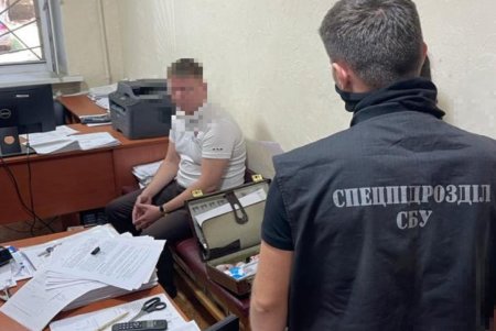 Одесский госисполнитель за взятки снимал арест с автомобилей и недвижимости должников (фото)