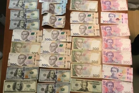 Одесский госисполнитель за взятки снимал арест с автомобилей и недвижимости должников (фото)