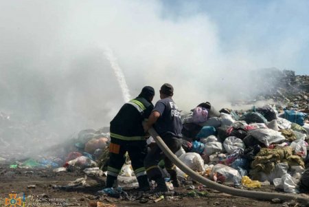 В Белгород-Днестровском районе горела свалка на площади 500 квадратных метров (фото)