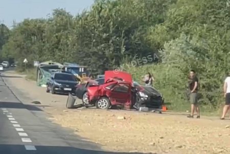 На Овидипольской дороге в результате ДТП легковушку разорвало пополам (фото, дополнено)