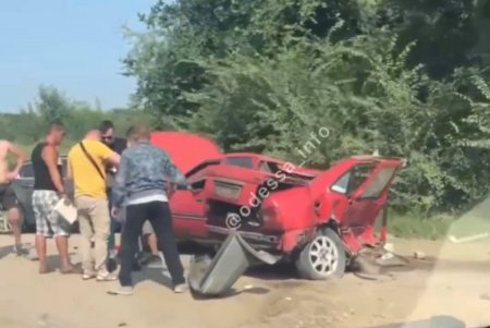 На Овидипольской дороге в результате ДТП легковушку разорвало пополам (фото, дополнено)