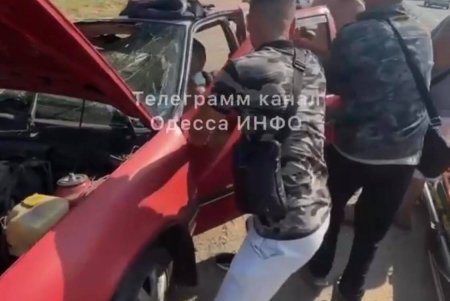 На Овидипольской дороге в результате ДТП легковушку разорвало пополам (фото, дополнено)
