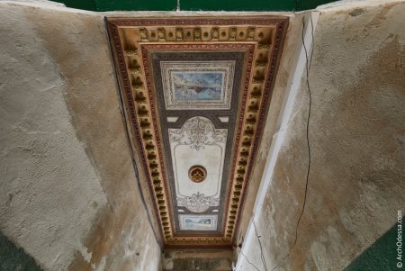 В историческом здании Лютеранского переулка восстановлены уникальные потолочная роспись и падуга (фото)