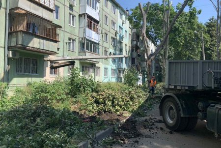 На Черемушках и Таирова заменили аварийные опоры наружного освещения (фото)