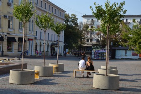 Новые современные скамейки, теневики и зеленые насаждения преобразили Греческую площадь (фото)