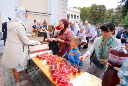 Одесситы празднуют Яблочный Спас (фоторепортаж)