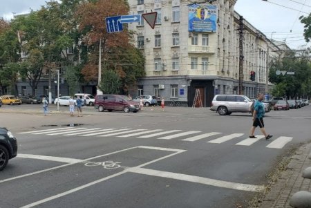На Пироговской изменили схему дорожного движения с учетом выделенной велодорожки (фото)