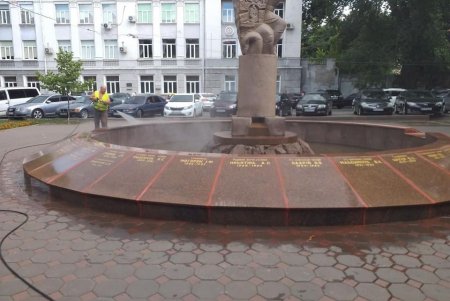Специалисты привели в порядок Мемориал защитникам правопорядка на Александровском проспекте (фото)