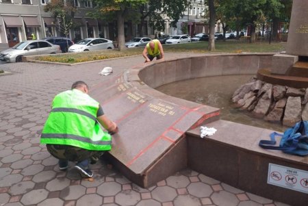 Специалисты привели в порядок Мемориал защитникам правопорядка на Александровском проспекте (фото)