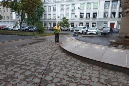 Специалисты привели в порядок Мемориал защитникам правопорядка на Александровском проспекте (фото)