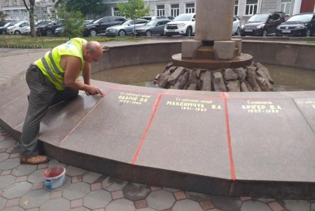 Специалисты привели в порядок Мемориал защитникам правопорядка на Александровском проспекте (фото)