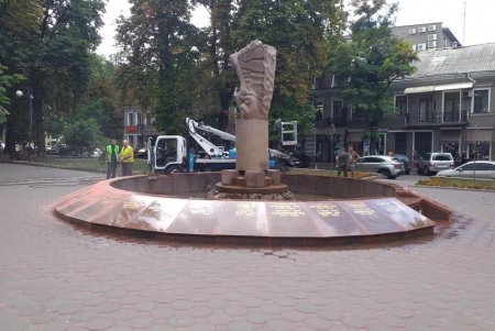 Специалисты привели в порядок Мемориал защитникам правопорядка на Александровском проспекте (фото)