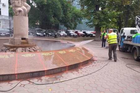 Специалисты привели в порядок Мемориал защитникам правопорядка на Александровском проспекте (фото)