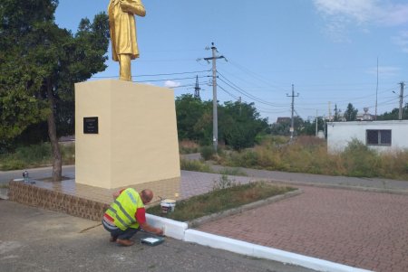 Вандалы исписали и разрисовали постамент памятника Тарасу Шевченко в Суворовском районе (фото)