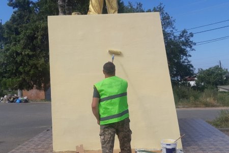 Вандалы исписали и разрисовали постамент памятника Тарасу Шевченко в Суворовском районе (фото)