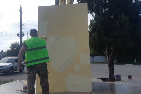 Вандалы исписали и разрисовали постамент памятника Тарасу Шевченко в Суворовском районе (фото)