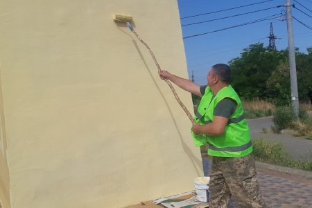 Вандалы исписали и разрисовали постамент памятника Тарасу Шевченко в Суворовском районе (фото)