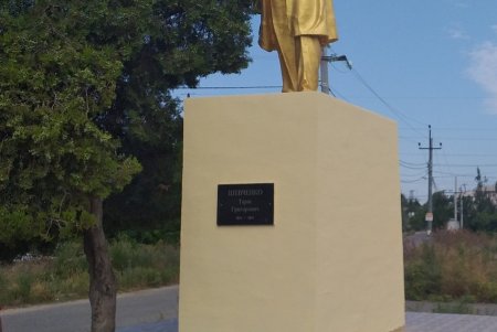 Вандалы исписали и разрисовали постамент памятника Тарасу Шевченко в Суворовском районе (фото)