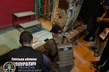 Два рекетира вымогали деньги у одесситов: их задержали «на горячем»